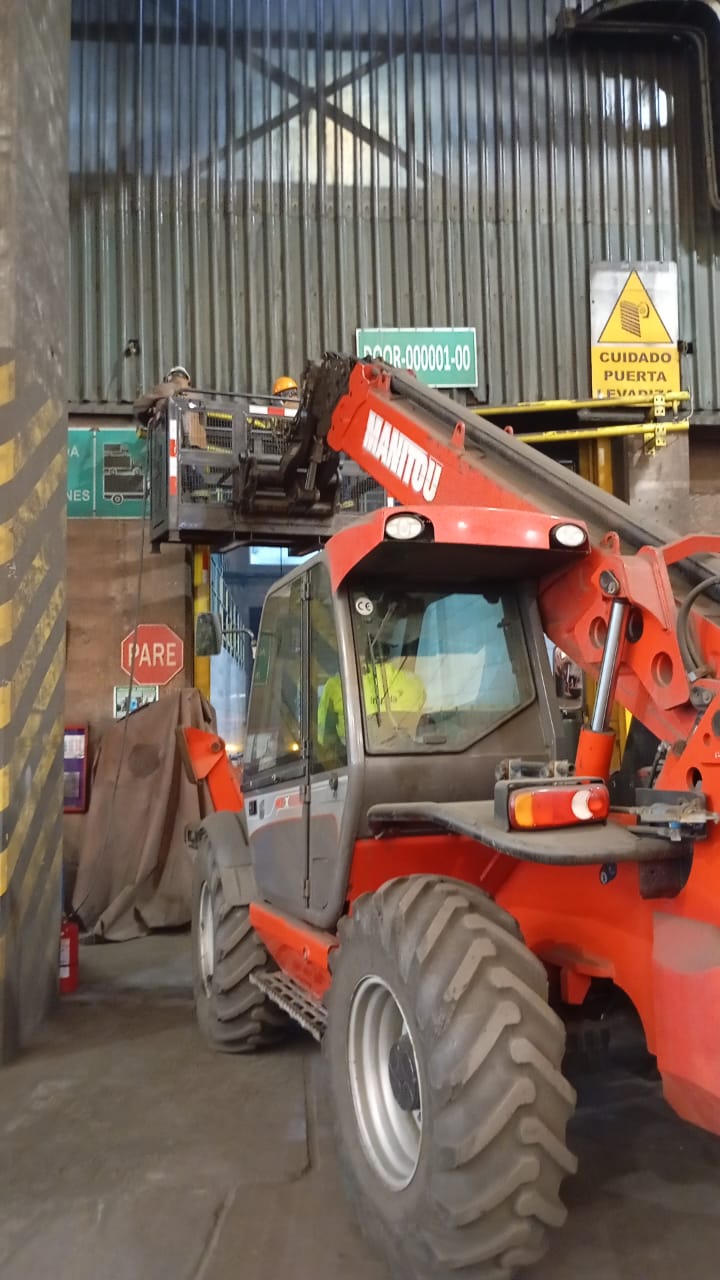 Montaje con Manitou en nave industrial