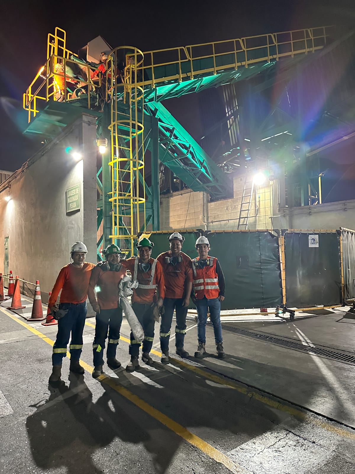 Equipo de montaje en turno nocturno